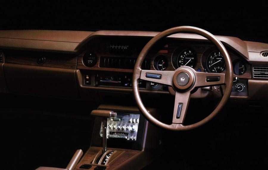 Торпедо Toyota Celica Camry (A50) 1980 года  (фото 3 из 16)